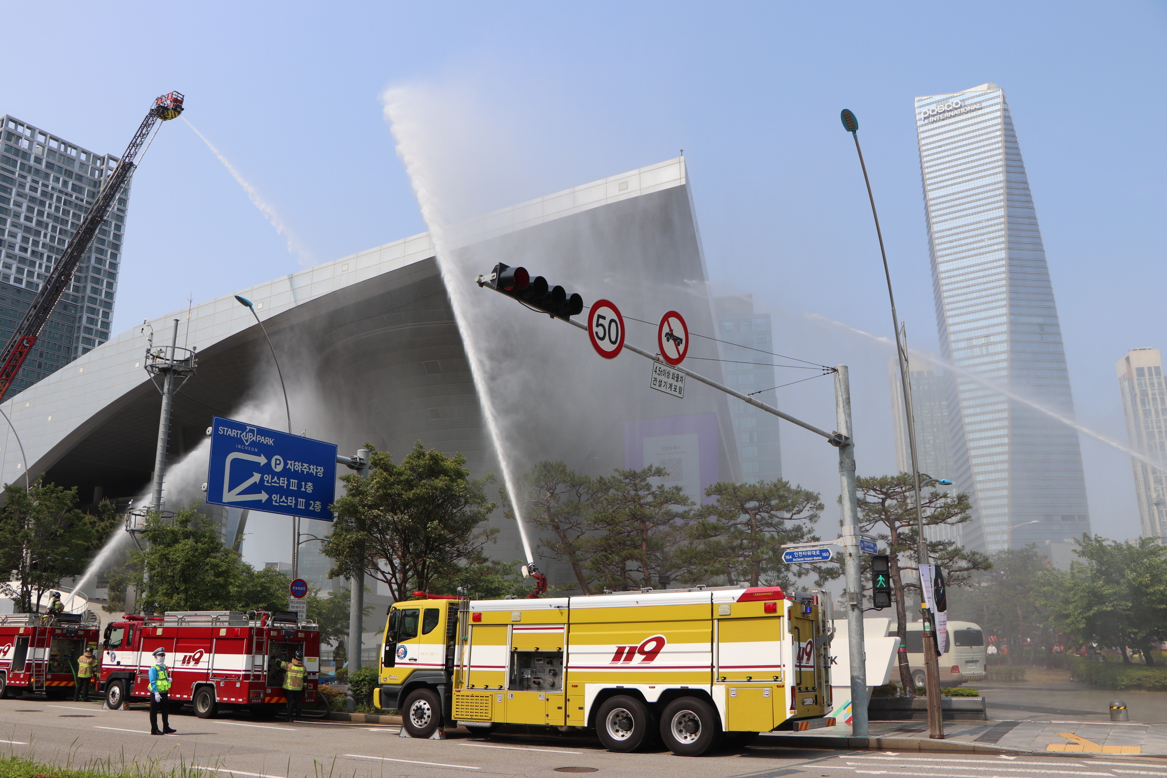연수구는 지난 28일 인천대입구역과 인천 스타트업파크에서 유동 인구가 많은 도시철도와 복합건축물에서 동시에 발생할 수 있는 재난 상황에 대한 실질적 대응능력 확인을 위해 2025 재난대응안전한국훈련을 실시했다